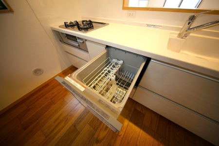 キッチン　食器洗浄乾燥機完備のシステムキッチン。節水にも繋がる優れものです。高温で洗浄しますので、哺乳瓶など、普段では落としきれない汚れもしっかり落とせます。殺菌効果にも期待できます。