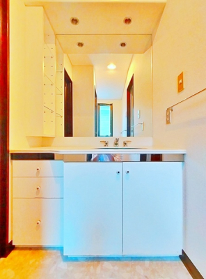 洗面台・洗面所　2階の洗面台も収納豊富で使い勝手が良さそう。
