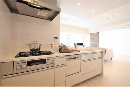 キッチン　おしゃれなホワイト系のシステムキッチン♪お料理作りも楽しくなりそうですね♪
家事の負担を軽減する食洗機付き。
