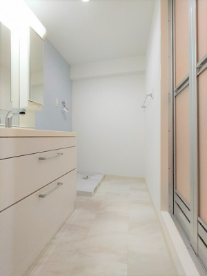 洗面台・洗面所　シンプルな洗面所ですっきりとした脱衣室になっています。