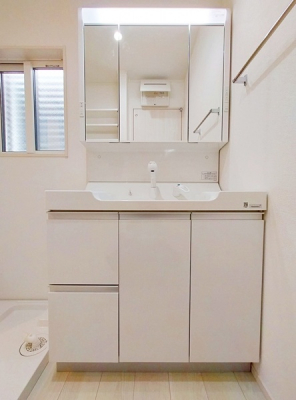 洗面台・洗面所　収納力豊富な三面鏡の洗面台。小物が増える水回りをすっきりさせます♪