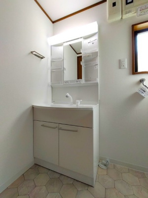 洗面台・洗面所　１日の始まりと、１日の終わりを締め括る洗面空間。洗濯機を配置しても十分なスペースを確保した広々な設計となっております。