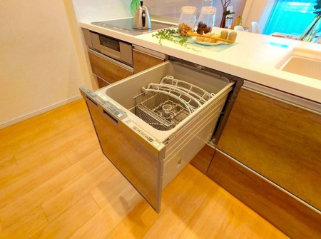 キッチン　食器洗浄乾燥機完備のシステムキッチン。節水にも繋がる優れものです。高温で洗浄しますので、哺乳瓶など、普段では落としきれない汚れもしっかり落とせます。殺菌効果にも期待できます。
