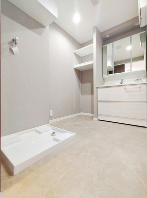 洗面台・洗面所　シンプルな洗面台ですっきりとした脱衣室になっています。洗濯機置場もあります。