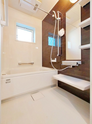 浴室　清潔感ある雰囲気のバスルームで一日の疲れをリフレッシュ♪窓付きなので、湿気対策もバッチリです。