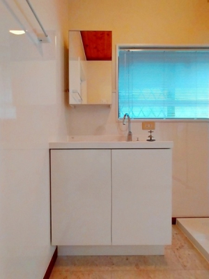 洗面台・洗面所　シンプルでいて清潔感のあるホワイトで統一。窓があるので採光・通風良好！