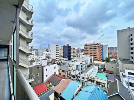 住戸からの眺望写真　玄関を出ると横浜の代名詞とも言える「ランドマークタワー」が望めます♪