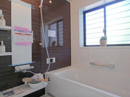 浴室　バスルームは一日の疲れを癒すくつろぎの場所。
浴室換気乾燥機付きだから梅雨や花粉の季節でも洗濯物が乾かせます。
