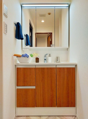 洗面台・洗面所　収納力豊富な三面鏡の洗面台。小物が増える水回りをすっきりさせます。