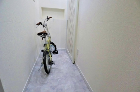 玄関　お洒落な玄関がお出迎え。土間部分が広いので自転車も置けます。