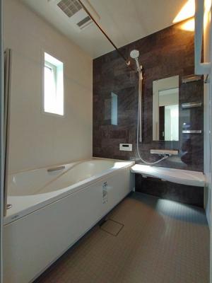 浴室　清潔感のある浴室は、心身ともに癒される特別な空間。一日の終わりに贅沢なバスタイムを。