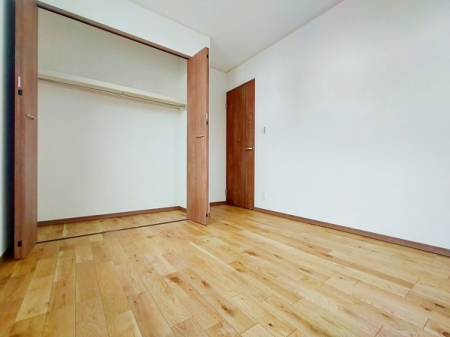 洋室　シンプルなお部屋ですが、こちらも収納はしっかり確保しています！

