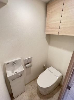 トイレ　タンクレス型のすっきりしたデザインのトイレです。お掃除もしやすくていつも清潔を保てます。

