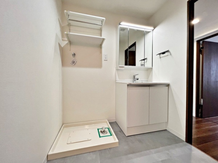 洗面台・洗面所　シンプルな洗面所ですっきりとした脱衣室になっています。