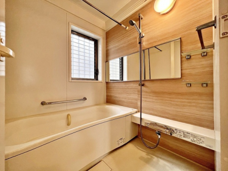 浴室　窓が付いた開放的なバスルームは一日の疲れを癒すくつろぎの場所。
一日の終わりに贅沢なバスタイムを。