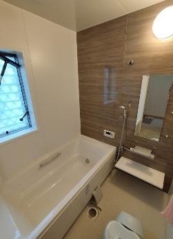 浴室　窓のある開放的なバスルームは一日の疲れを癒すくつろぎの場所。
一日の終わりに贅沢なバスタイムを。