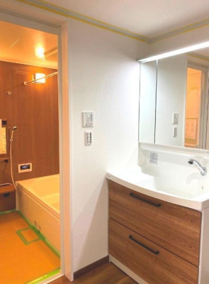 浴室　収納力豊富な三面鏡の洗面台。小物が増える水回りをすっきりさせます。こちらは1階の洗面脱衣室と浴室です。