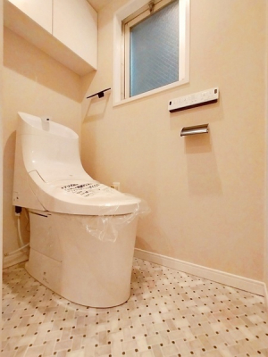 トイレ　トイレにも窓があり、明るさやフレッシュな空気を取り込んでくれます。
