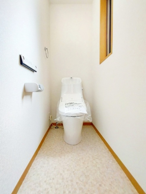 トイレ　トイレにも窓があり、明るさやフレッシュな空気を取り込んでくれます。
