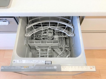 キッチン　ビルトイン食器乾燥機は、毎日の家事負担を軽減する嬉しい設備です。出し入れしやすく使い勝手の良いスライド収納も重宝します。