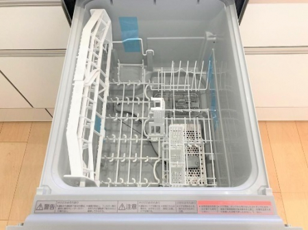 キッチン　ビルトイン食器乾燥機は、毎日の家事負担を軽減する嬉しい設備です。出し入れしやすく使い勝手の良いスライド収納も重宝します。
