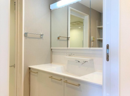 洗面台・洗面所　収納力豊富な三面鏡の洗面台。リネン棚もあり、小物が増える水回りをすっきりさせます。