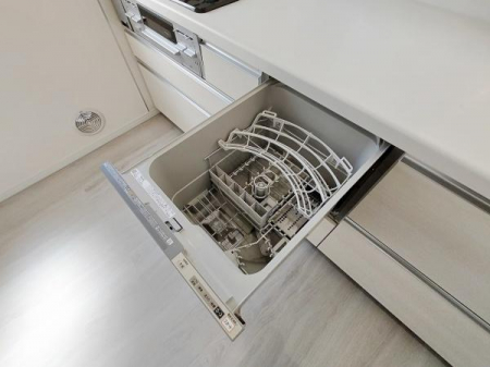 キッチン　「ビルトインタイプ食器洗乾燥機」通常の手洗いでは使用出来ないほど高温のお湯や高圧水流を使うことにより汚れを効果的に落とすことができる。殺菌効果が非常に高く哺乳瓶などを使う家庭で需要が高く大変便利。