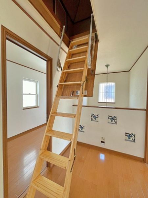 収納　あると便利な小屋裏収納。階段部分にも細かなアクセントがございます。