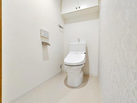 トイレ　タンク一体型のすっきりしたデザインのシャワートイレです♪お掃除もしやすくていつまでも清潔です。