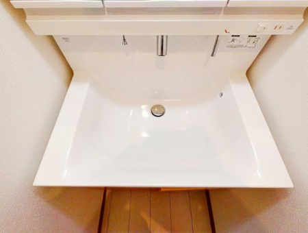 洗面台・洗面所　シンプルですっきりとした洗面台です。