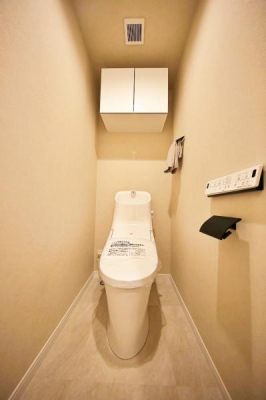 トイレ　タンク一体型のすっきりしたデザインのシャワートイレです♪お掃除もしやすくていつまでも清潔です。
