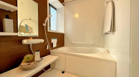 浴室　1階ユニットバス。清潔感ある雰囲気のバスルームで一日の疲れをリフレッシュ♪窓付きなので、湿気対策もバッチリです。