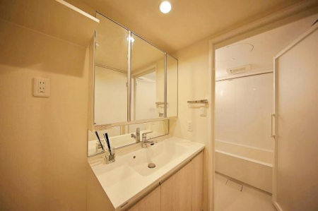 洗面台・洗面所　機能性を重視したシンプルな洗面化粧台。
毎日つかう空間だから、色は清潔感のあるホワイトで統一。