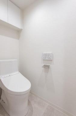 トイレ　タンクレス型のすっきりしたデザインのトイレです。お掃除もしやすくていつまでも清潔です。

