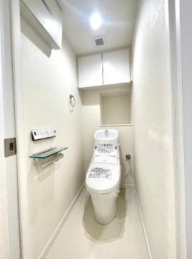 トイレ　タンク一体型のすっきりしたデザインのシャワートイレです♪お掃除もしやすくていつまでも清潔です。
