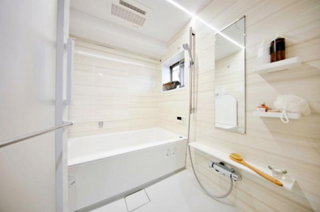 浴室　白を基調とした落ち着きのある浴室。洗面台、キッチンと合わせてリノベーション時に全てPanasonic製を採用。統一性と共に水回りは落ち着きの空間を演出。一日の疲れを心身共に癒してくれます。