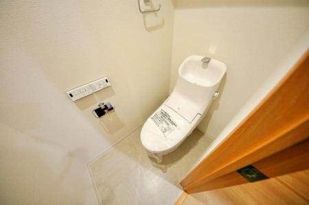 トイレ　こちらも白を基調とした落ち着きのあるトイレ。LIXIL製のシャワートイレを採用。トイレの利便性も追求。