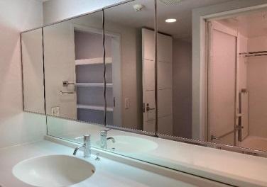 洗面台・洗面所　洗面台には三面鏡を採用。ワイドな洗面台は朝の忙しい時間帯に2人並んでも充分な広さ。身だしなみを整えやすい事はもちろん、洗面台の横にリネン庫があるので、常にすっきりとした脱衣所に保てます。