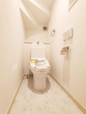 トイレ　清潔感と快適さと心地よさ♪
毎日使うトイレだから心地よい空間に保ちたい。もちろんウォシュレット完備。
1階、3階に１つずつトイレが備わっています。