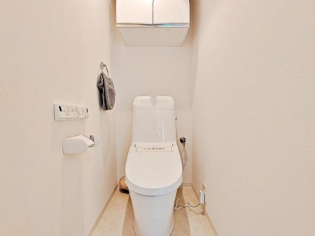 トイレ　清潔感と快適さと心地よさ♪
毎日使うトイレだから心地よい空間に保ちたい。もちろんウォシュレット完備。