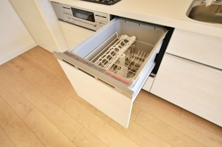 キッチン　ビルトイン食器乾燥機は、毎日の家事負担を軽減する嬉しい設備です。出し入れしやすく使い勝手の良いスライド収納も重宝します。キッチン奥には大容量のパントリー収納もあります。