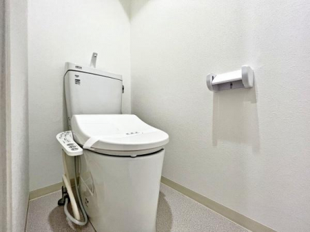 トイレ　こちらも白を基調とした落ち着きのあるトイレ。LIXIL製のシャワートイレを採用。トイレの利便性も追求。