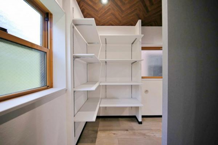キッチン　キッチンの背面に棚があり、キッチン家電や食器などの収納に便利です。