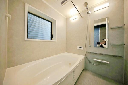 浴室　バスルームは一日の疲れを癒すくつろぎの場所。ゆったりとしたキレイな浴室で、優雅なバスタイムを。窓があり換気も良好。