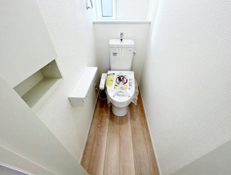 トイレ　トイレにも窓があり、明るさやフレッシュな空気を取り込んでくれます。いつでも清潔に保ちたい空間だから、通気性の良いトイレは必須です。