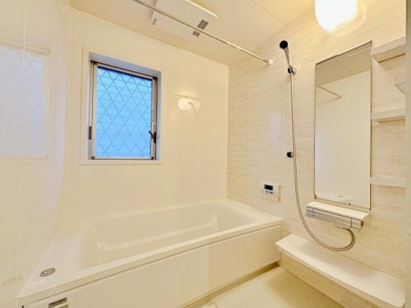 浴室　バスルームは一日の疲れを癒すくつろぎの場所。
清潔感のある浴室は、心身ともに癒される特別な空間。
浴室換気乾燥機付きだから梅雨や花粉の季節でも洗濯物が乾かせます。