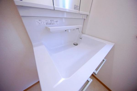 洗面台・洗面所　白を基調とした落ち着きのある三面鏡の洗面台。デザインもよく使い勝手がいいです！洗面台のスペースも広く、朝の忙しい時間帯に２人並んでの身支度も可能な広さです。