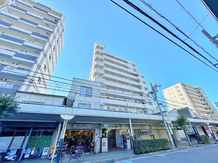 現地外観写真　周辺には生活利便施設が充実し鶴見駅からもアクセスの良い場所です。本町通商店街沿いの1階部分なのです。
