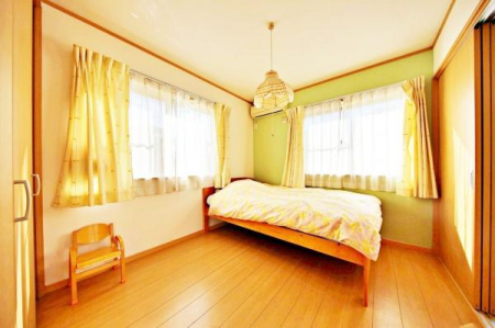 洋室　収納もあってシンプルな洋室がやっぱり一番使いやすい。綺麗な緑色の壁紙は心も落ち着きます。