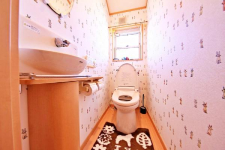 トイレ　シンプルで清潔感のあるトイレも壁紙が可愛らしいです☆